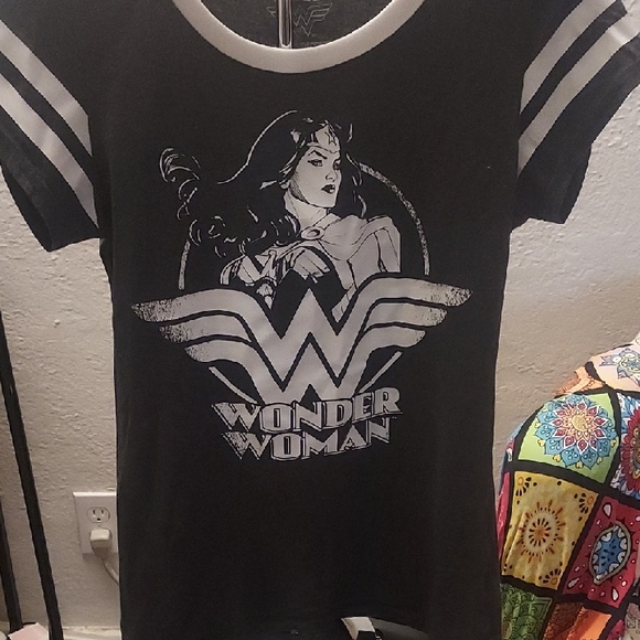 Wonder Woman Black and White T-Shirt - Picture 1 of 4